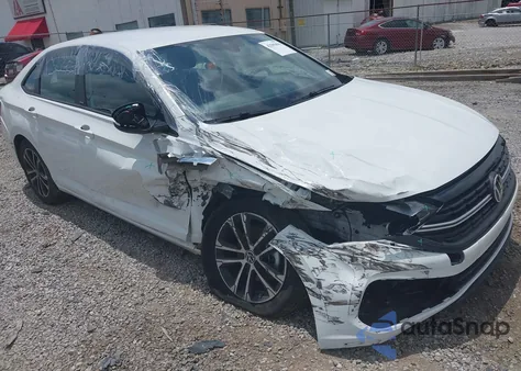 2024 Volkswagen Jetta 1.5T Sport z USA, uszkodzony, nr VIN 3VWBM7BU3RM084618